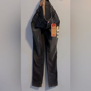 Levi Skinny Jeans Red Tab W26 L30 
Go To Classics with Lycra 
Soft and Stretchy